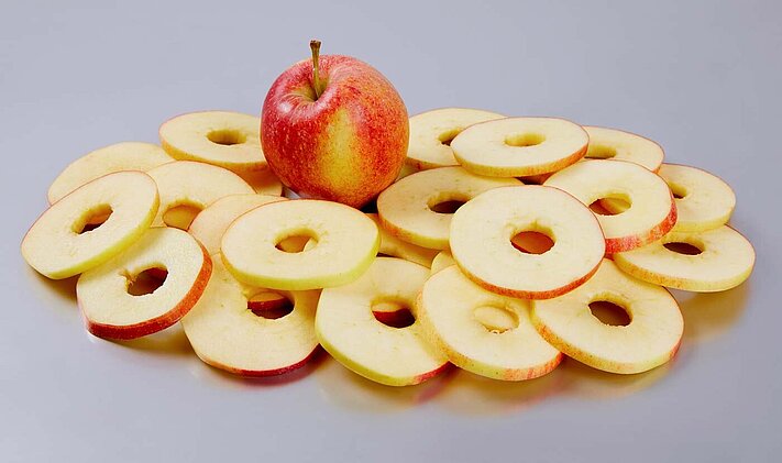 El corte con las cuchillas de abanico en la peladora y cortadora de manzanas AS 6 de KRONEN garantiza un corte en rodajas limpio para un resultado ideal, ya sea para manzanas peladas o sin pelar